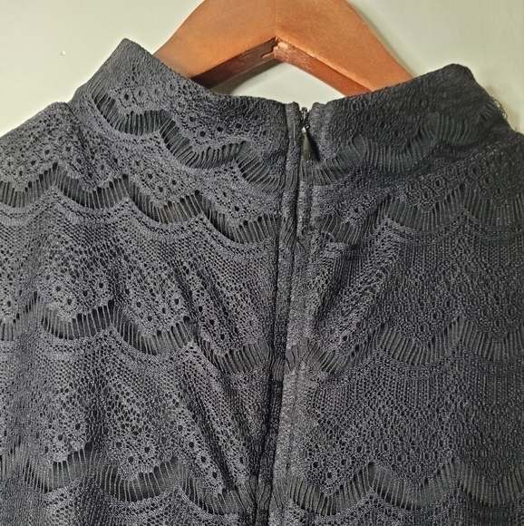 BANANA Republic Black Sleeveless Lace Dressy Top. - Picture 3 of 11